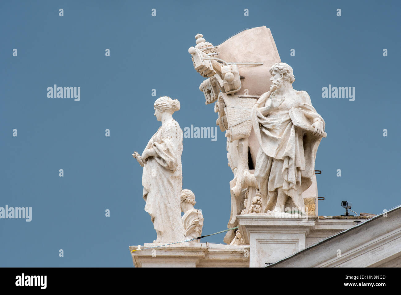 Rom, Skulpturen Italien - Nahaufnahme von Roman auf der Außenseite des (neu) der Basilika St. Peter befindet sich in der Vatikanstadt (eine Enklave von Rom). Begonnen von Papst Ju Stockfoto