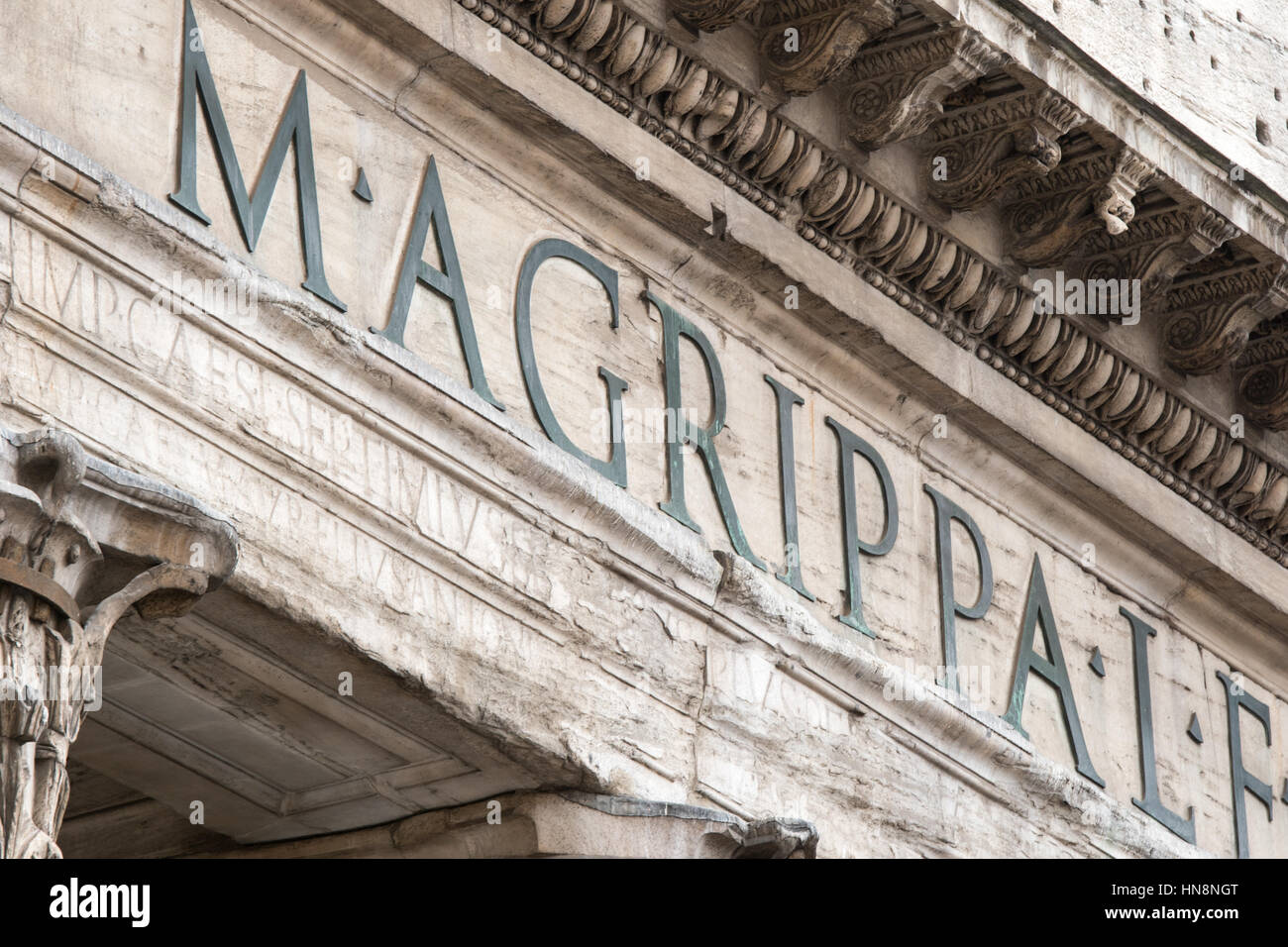 Rom, Italien - Nahaufnahme des namens Marcus Agrippa im Roman Pantheon, der am besten erhaltenen Gebäude aus dem alten Rom eingeschrieben. Es wurde zwischen errichtet. Stockfoto