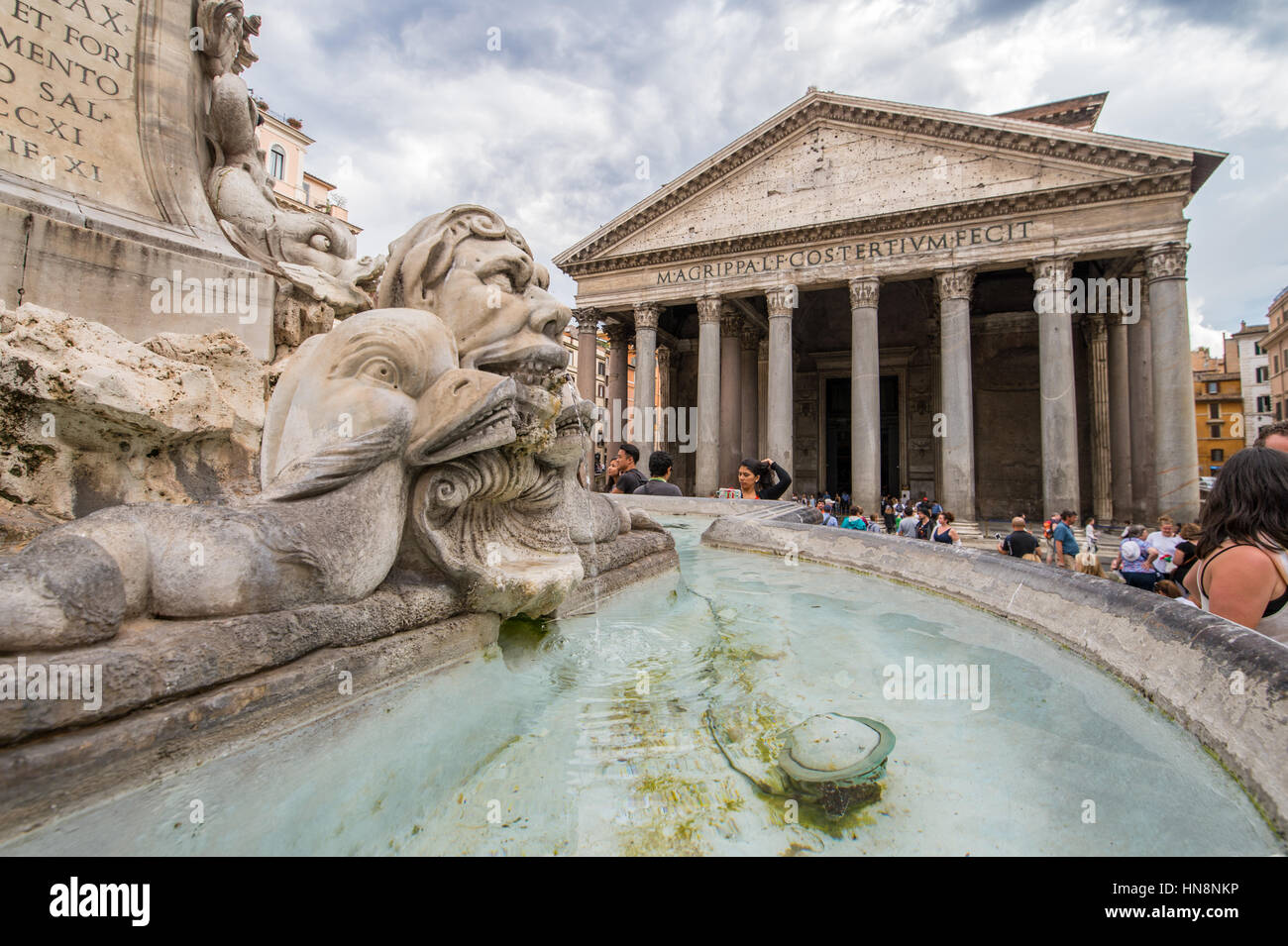 Rom, Italien - Nahaufnahme von einem Brunnen außerhalb der Roman Pantheon, der am besten erhaltenen Gebäude aus dem alten Rom. Es wurde zwischen 118 und 125 n. Chr. erbaut. Stockfoto