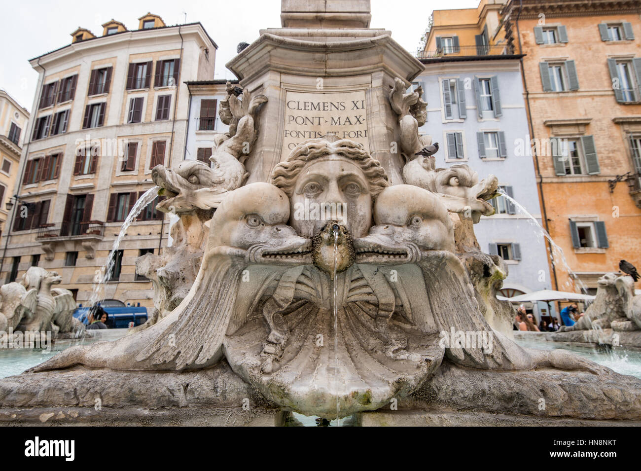 Rom, Italien - Nahaufnahme von einem Brunnen außerhalb der Roman Pantheon, der am besten erhaltenen Gebäude aus dem alten Rom. Es wurde zwischen 118 und 125 n. Chr. erbaut. Stockfoto