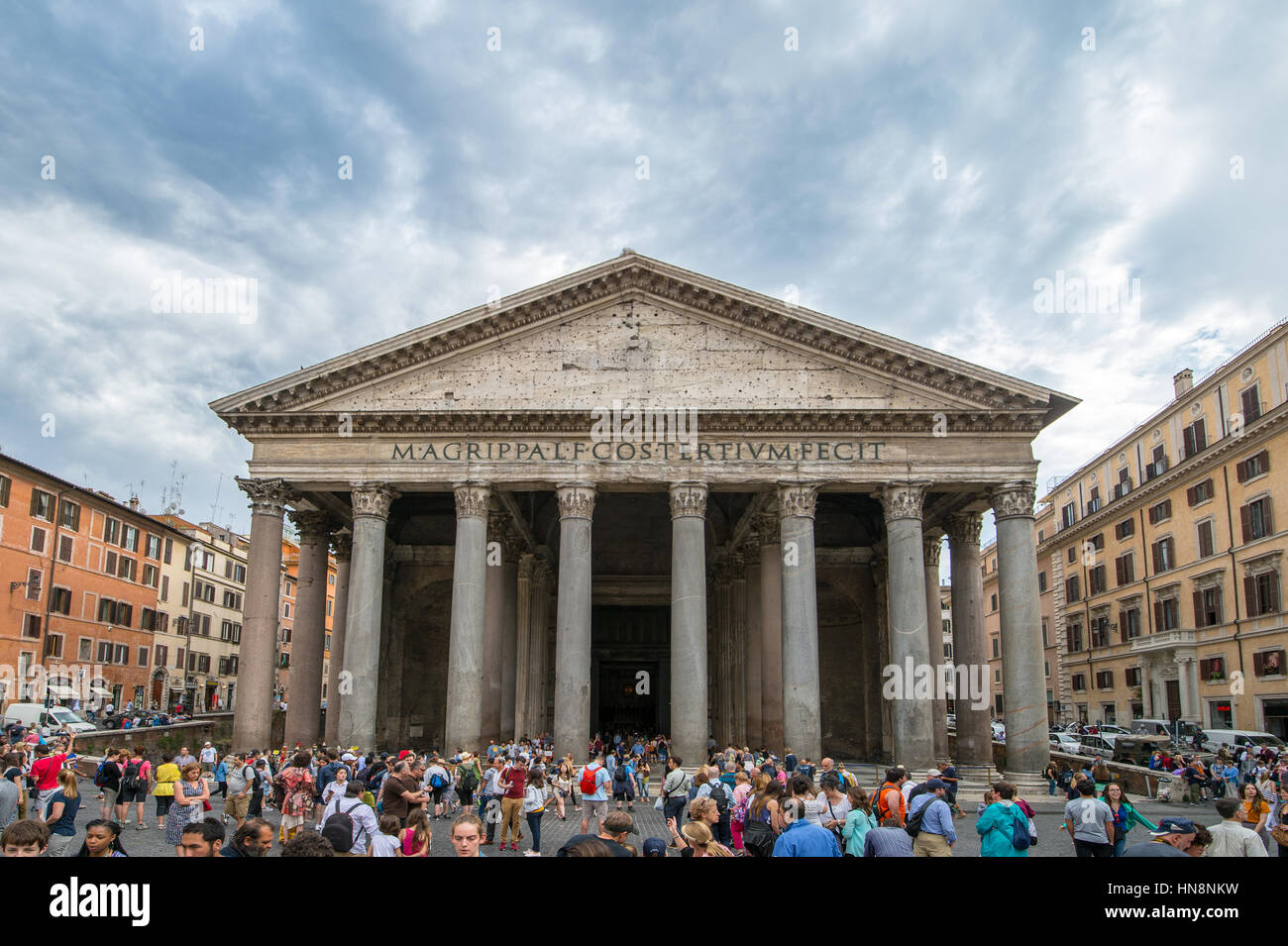 Rom, Italien - Touristen vor dem Roman Pantheon, der am besten erhaltenen Gebäude aus dem alten Rom. Es entstand zwischen 118 und 125 von Kaiser Ha Stockfoto