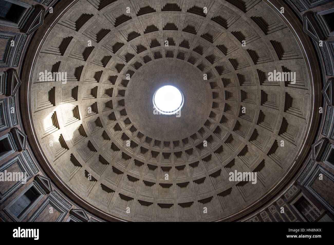 Rom, Italien - Innenansicht des Roman Pantheon, der am besten erhaltenen Gebäude aus dem alten Rom. Es entstand zwischen 118 und 125 von Kaiser Hadria Stockfoto