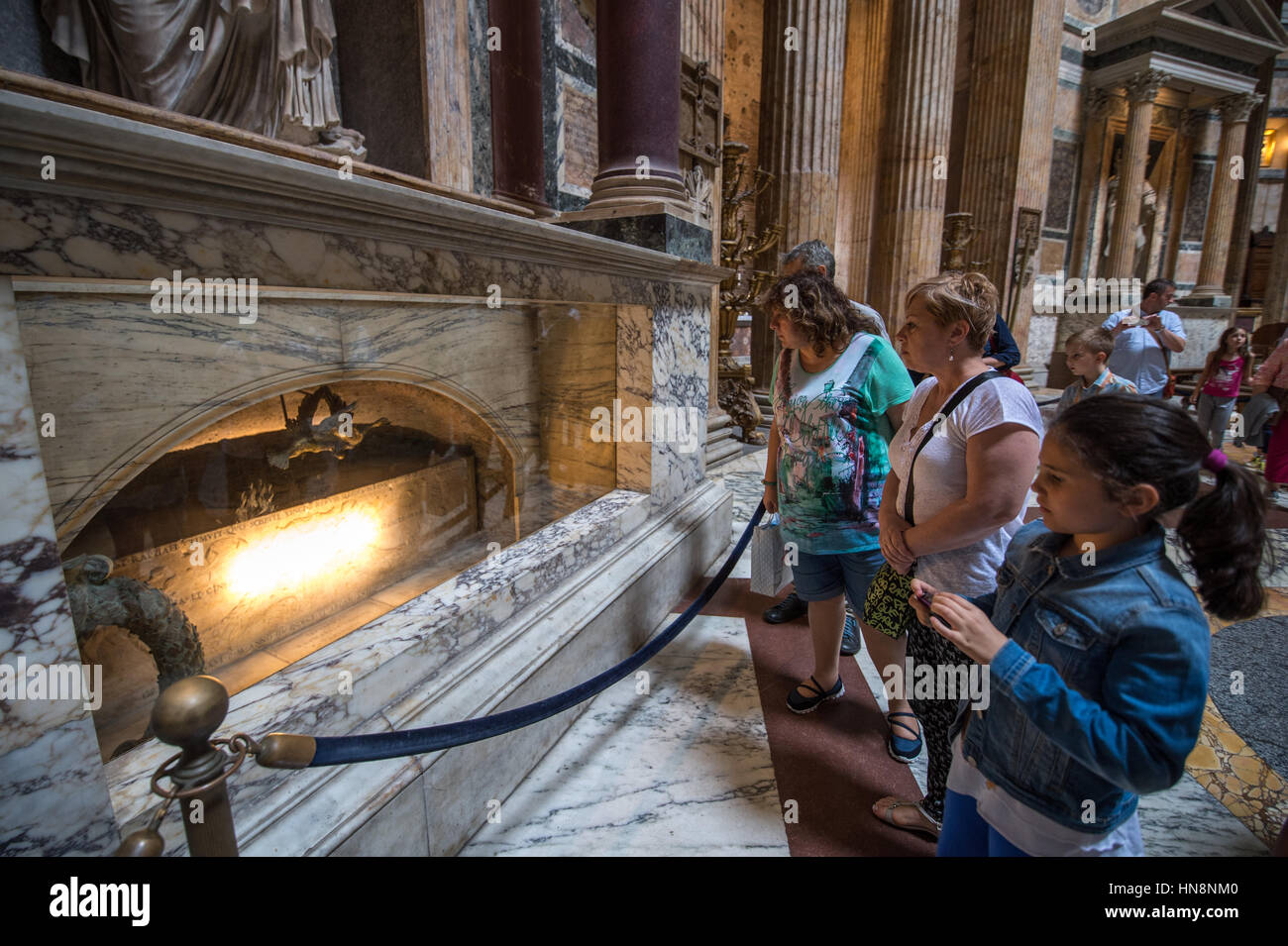 Rom, Italien - Touristen in dem Roman Pantheon, der am besten erhaltenen Gebäude aus dem alten Rom. Es wurde zwischen 118 und 125 durch Kaiser Hadrian errichtet. Stockfoto