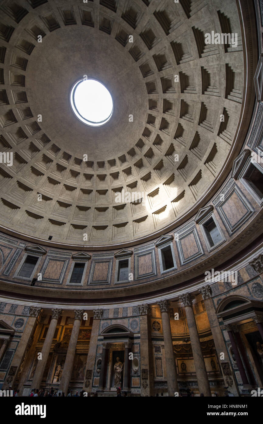 Rom, Italien - Innenansicht des Roman Pantheon, der am besten erhaltenen Gebäude aus dem alten Rom. Es entstand zwischen 118 und 125 von Kaiser Hadria Stockfoto
