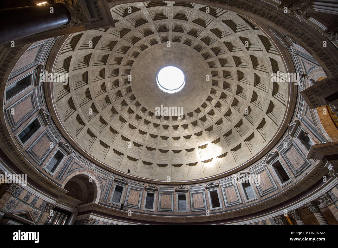 Rom, Italien - Innenansicht des Roman Pantheon, der am besten erhaltenen Gebäude aus dem alten Rom. Es entstand zwischen 118 und 125 von Kaiser Hadria Stockfoto