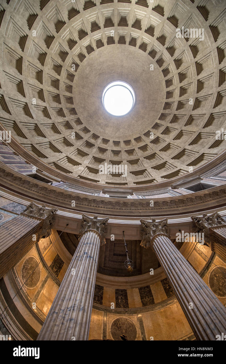 Rom, Italien - Innenansicht des Roman Pantheon, der am besten erhaltenen Gebäude aus dem alten Rom. Es entstand zwischen 118 und 125 von Kaiser Hadria Stockfoto