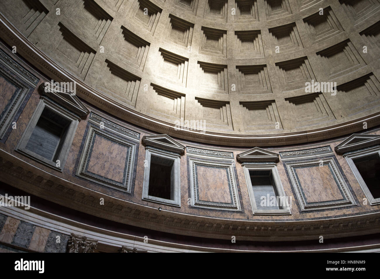 Rom, Italien - Innenansicht des Roman Pantheon, der am besten erhaltenen Gebäude aus dem alten Rom. Es entstand zwischen 118 und 125 von Kaiser Hadria Stockfoto