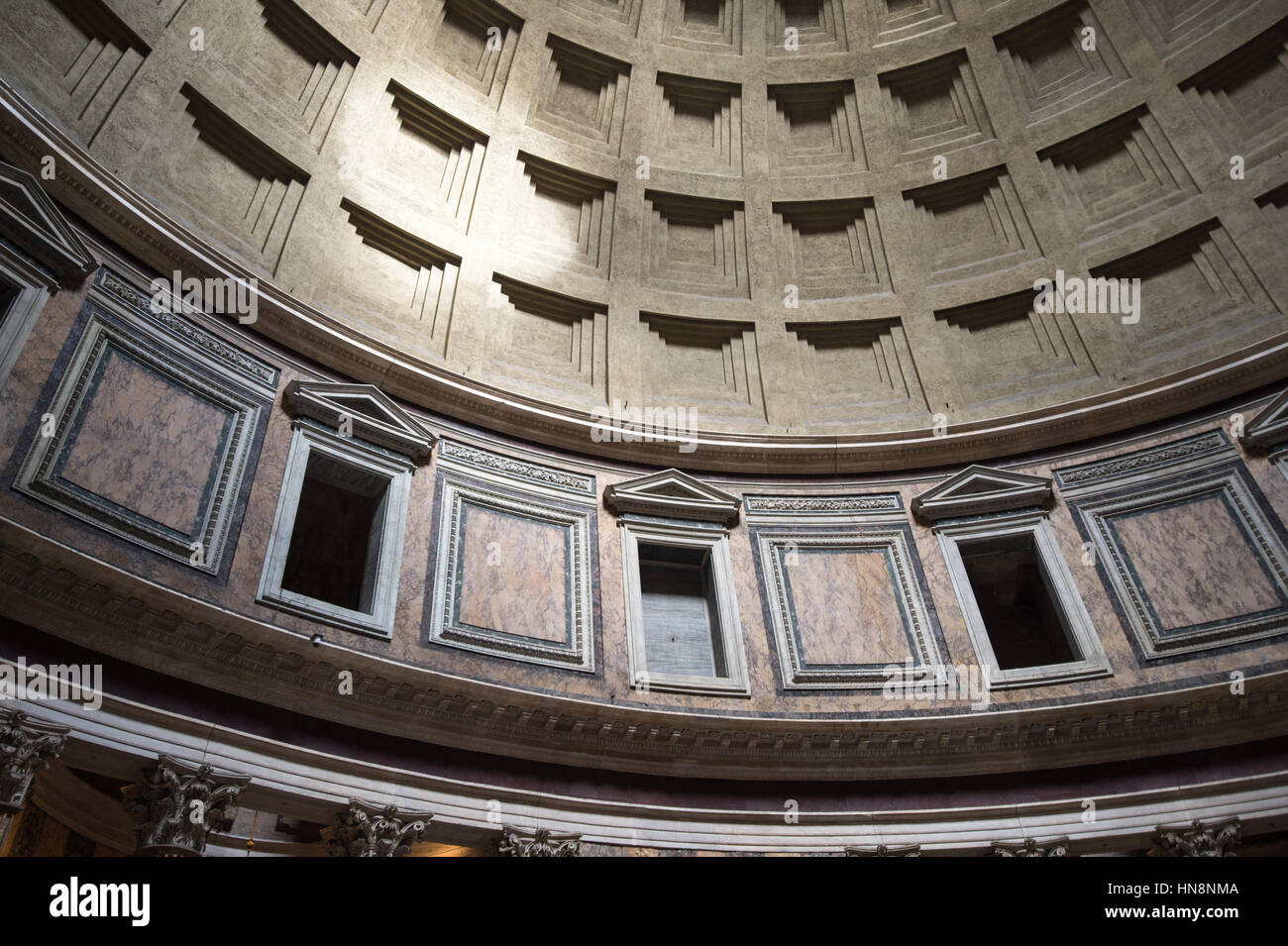 Rom, Italien - Innenansicht des Roman Pantheon, der am besten erhaltenen Gebäude aus dem alten Rom. Es entstand zwischen 118 und 125 von Kaiser Hadria Stockfoto
