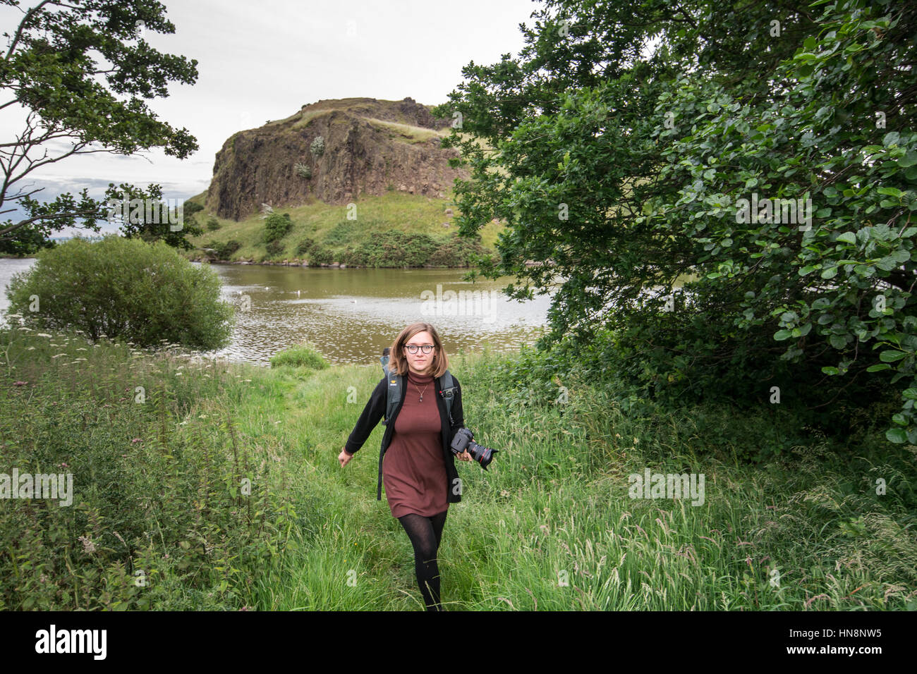 Germany/Deutschland, Edinburgh - eine junge weibliche Touristen Wandern bei Arthurs Seat, dem Hauptgipfel der Gruppe von Bergen in Edinburgh, Schottland kompakt, Hallo Stockfoto