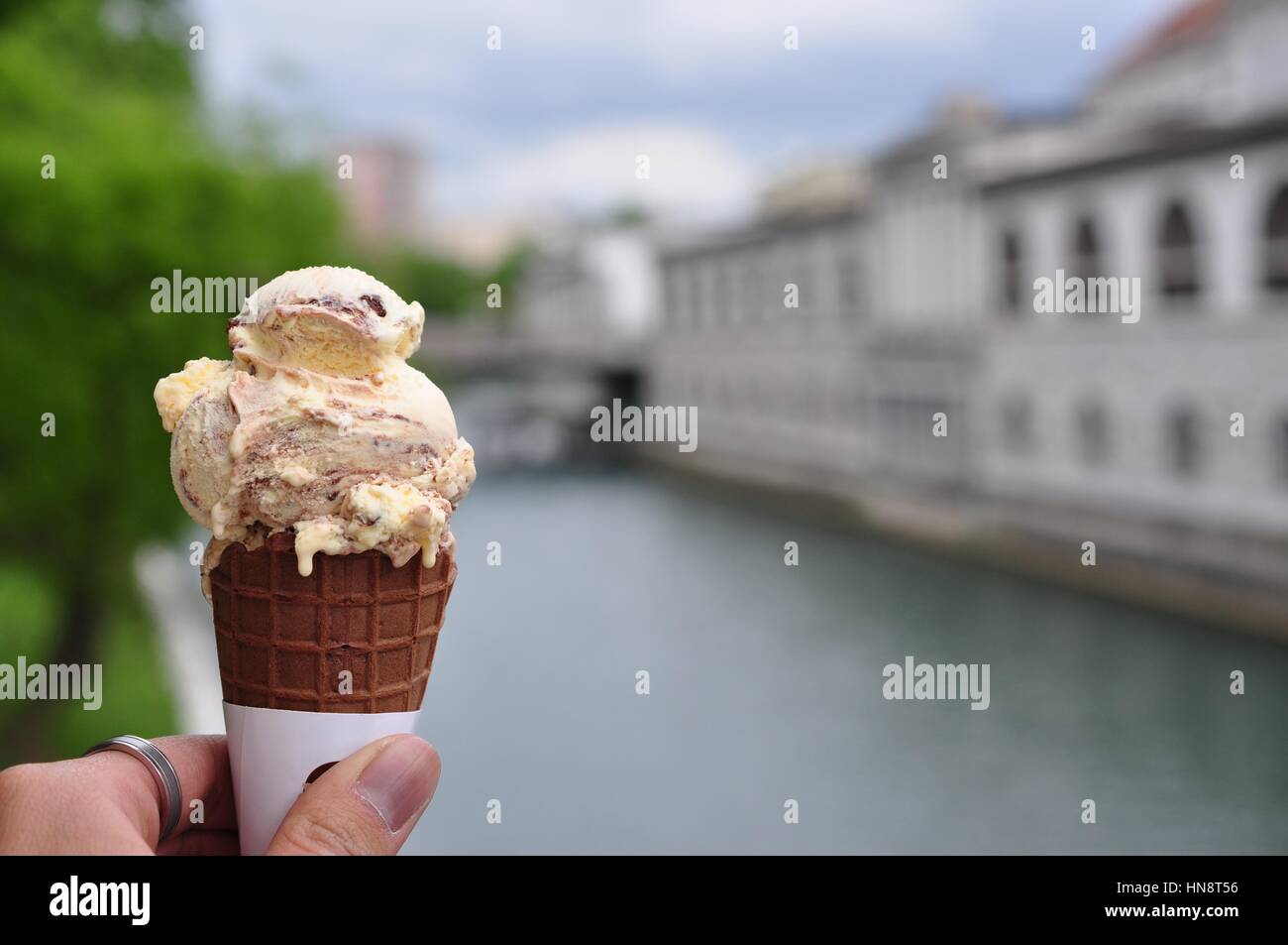 Vanille-Eis Kegel in Ljubljana Stockfoto