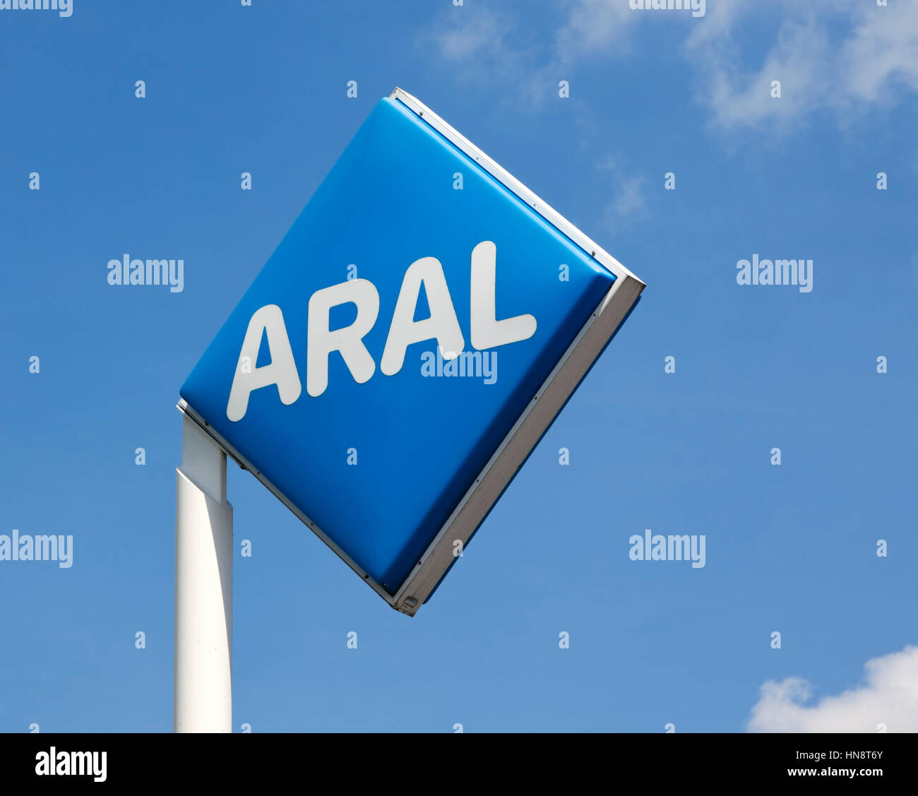 Hamburg, Deutschland - 23. Mai 2011: ARAL Logo auf Post an einer Tankstelle gegen blauen Himmel mit kleinen Wolken. ARAL ist eine Marke der BP p.l.c, die drittgrößte Stockfoto