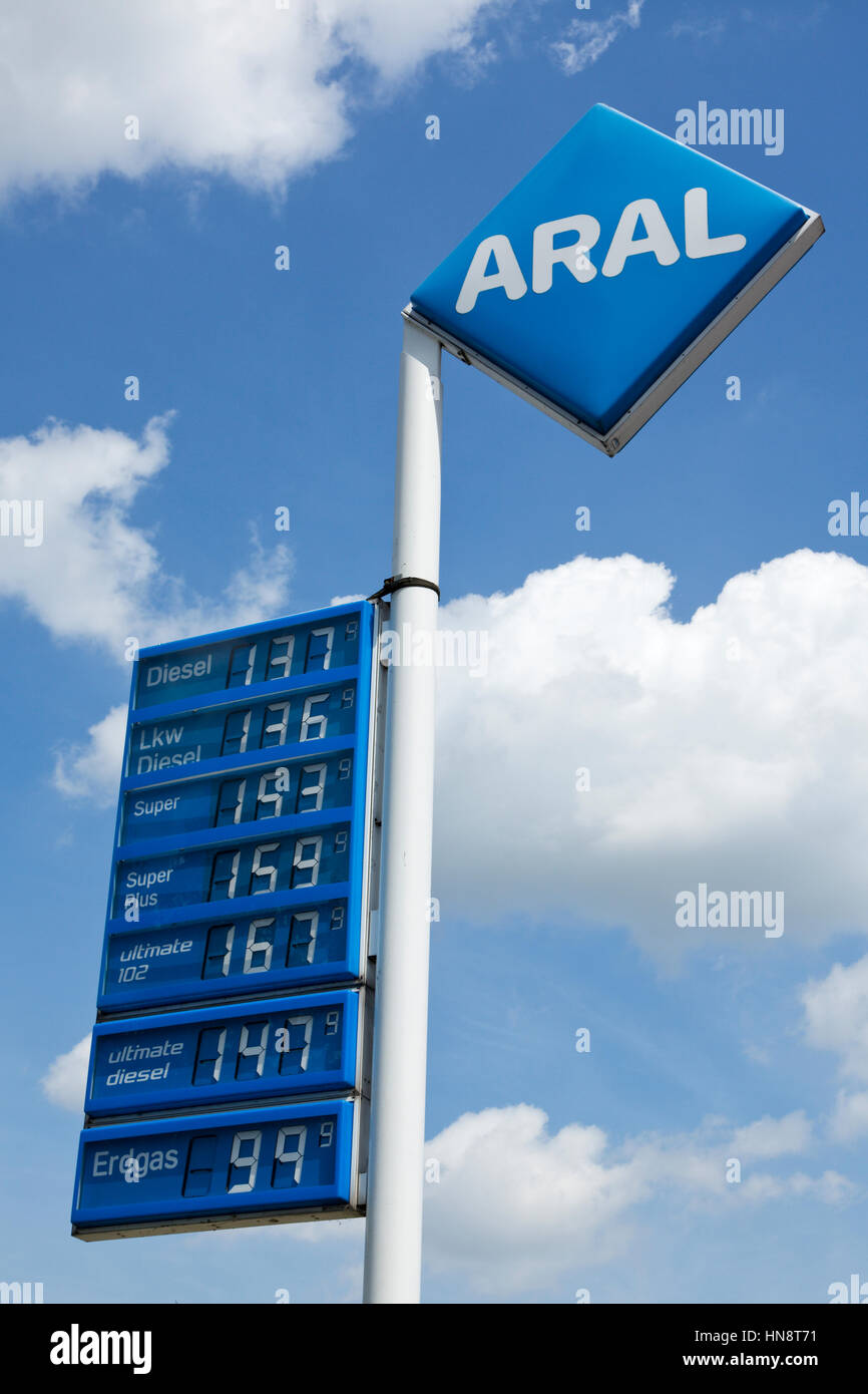 Hamburg, Deutschland - 23. Mai 2011. ARAL Zeichen und Preis anzeigen an Tankstelle gegen patrially bewölkten Himmel. ARAL ist eine Marke der BP p.l.c, drittgrößte e Stockfoto