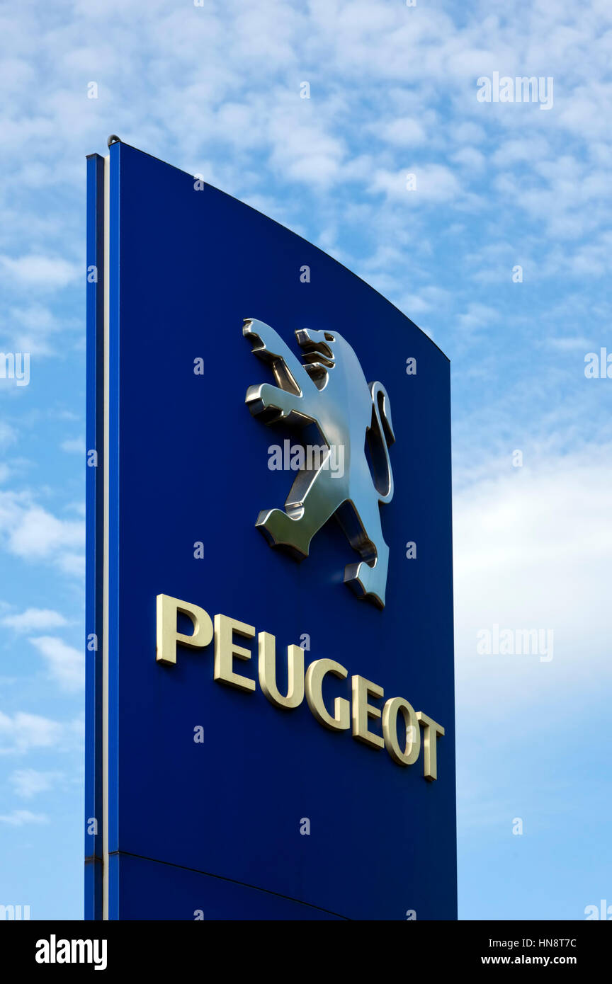 Peugeot melden Sie bei einem Autohändler Gebäude. Peugeot ist eine große französische Automarke, Teil von PSA Peugeot Citroën, zweitgrößter Automobilhersteller mit Sitz in Europa. Stockfoto