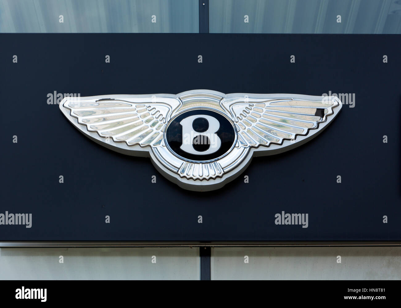 Bentley-Logo auf der Außenseite der Autohaus-Gebäude. Bentley ist ein britischer Luxus-Automobilhersteller mit Sitz in Crewe, England und gehört zur Volkswagen Stockfoto