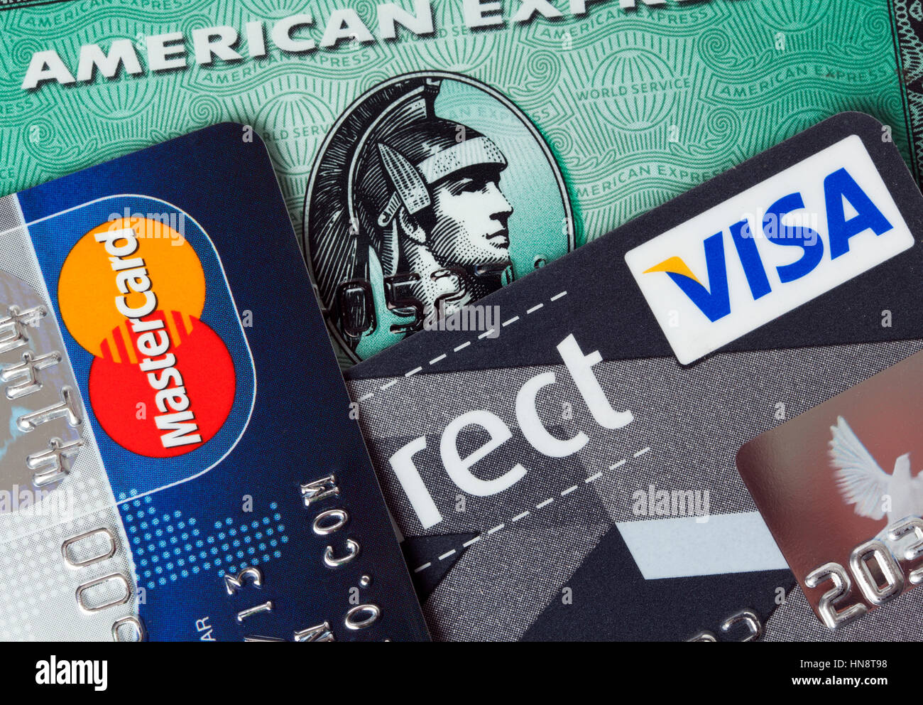 Closeup Studioaufnahme von Kreditkarten, die von den drei großen Marken American Express, VISA und MasterCard ausgestellt. Stockfoto