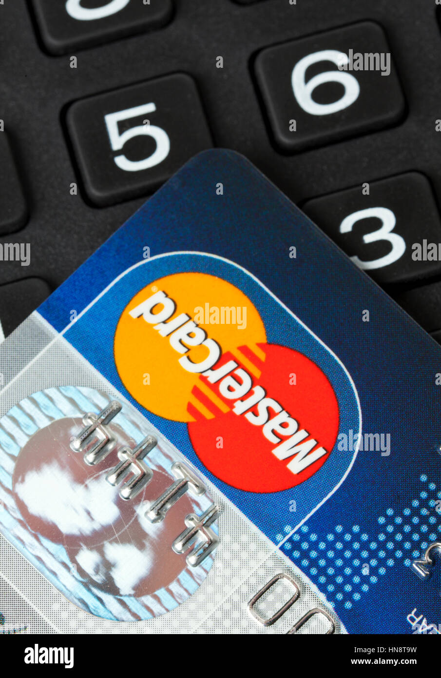 Nahaufnahme von MasterCard Kreditkarte auf Ziffernblock. MasterCard ist eine der größten Kreditkartengesellschaften der Welt Stockfoto