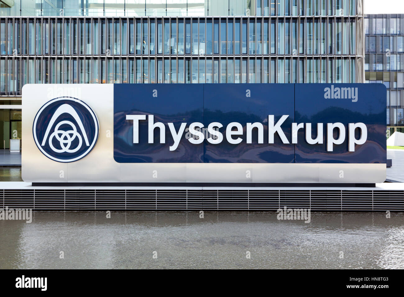 ThyssenKrupp-Logo vor dem neuen Hauptsitz Gebäude. Stockfoto