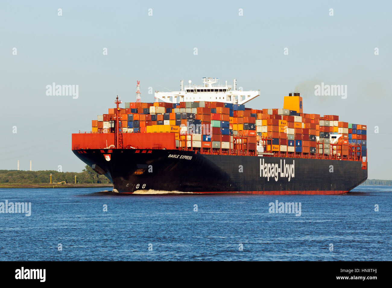 Stade, Deutschland - Juni 11, 2015: Container schiff Basel Express auf der Elbe. Der Post-Panamax-Klasse Schiff ist im Besitz und wird betrieben von Hapag-Lloyd Stockfoto