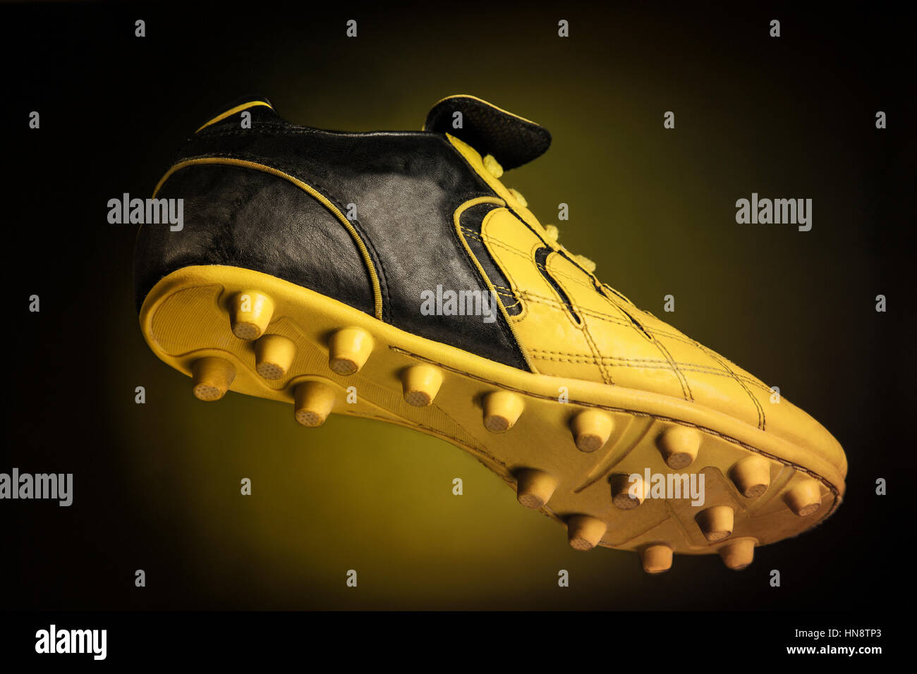 Porträt von einem einzigen Fußballschuh Stockfoto