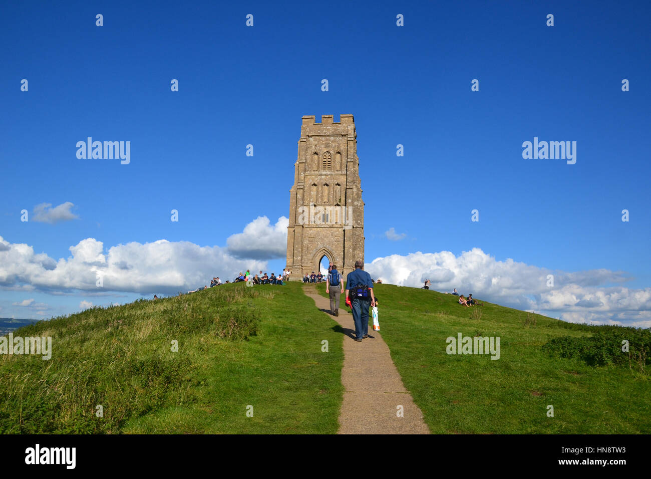 Einen anstrengenden Tag in Glastonbury Tor, Somerset, UK. Menschen zu Fuß. Blue Sky. Stockfoto