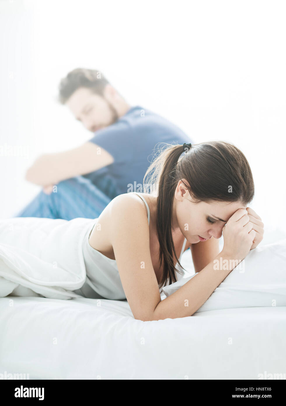 Junges Paar im Schlafzimmer mit Beziehungsschwierigkeiten und streiten, die Frau weint Stockfoto