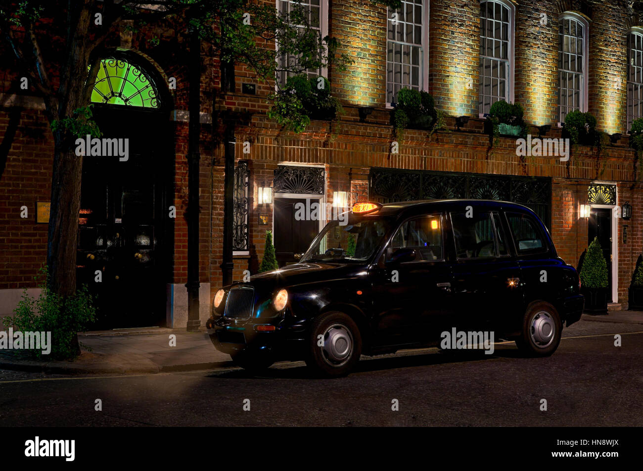 in der Nacht in Mayfair London London schwarze taxi Stockfoto