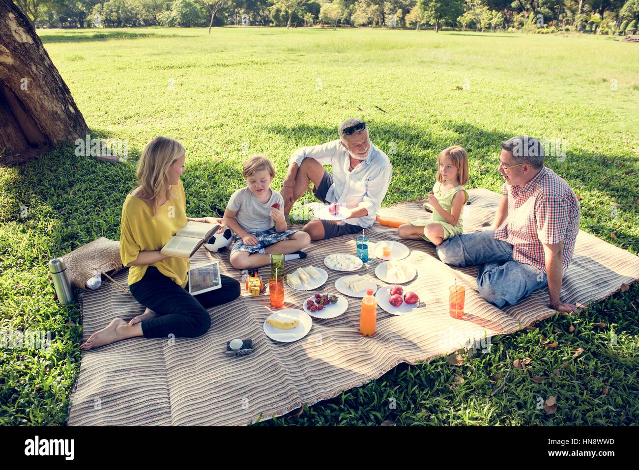 Familien-Picknick im freien Zweisamkeit Entspannungs-Konzept Stockfoto