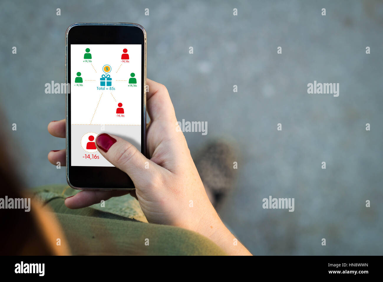 Draufsicht der Frau auf der Straße mit ihrem Handy Kosten zwischen Freunden zu teilen. Alle Bildschirm-Grafiken bestehen. Stockfoto