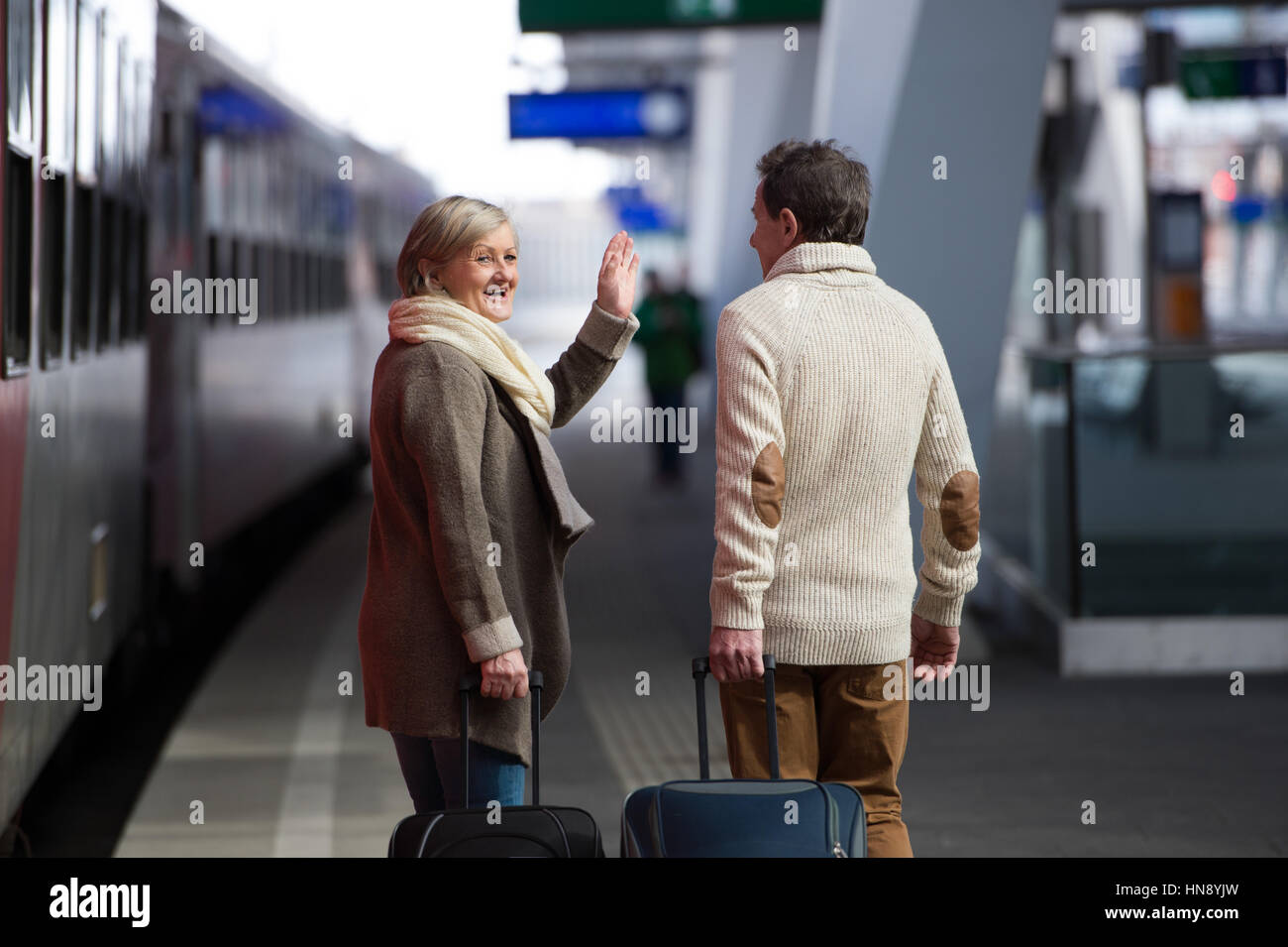 Älteres Paar am Bahnhof ziehen Trolley Gepäck. Stockfoto