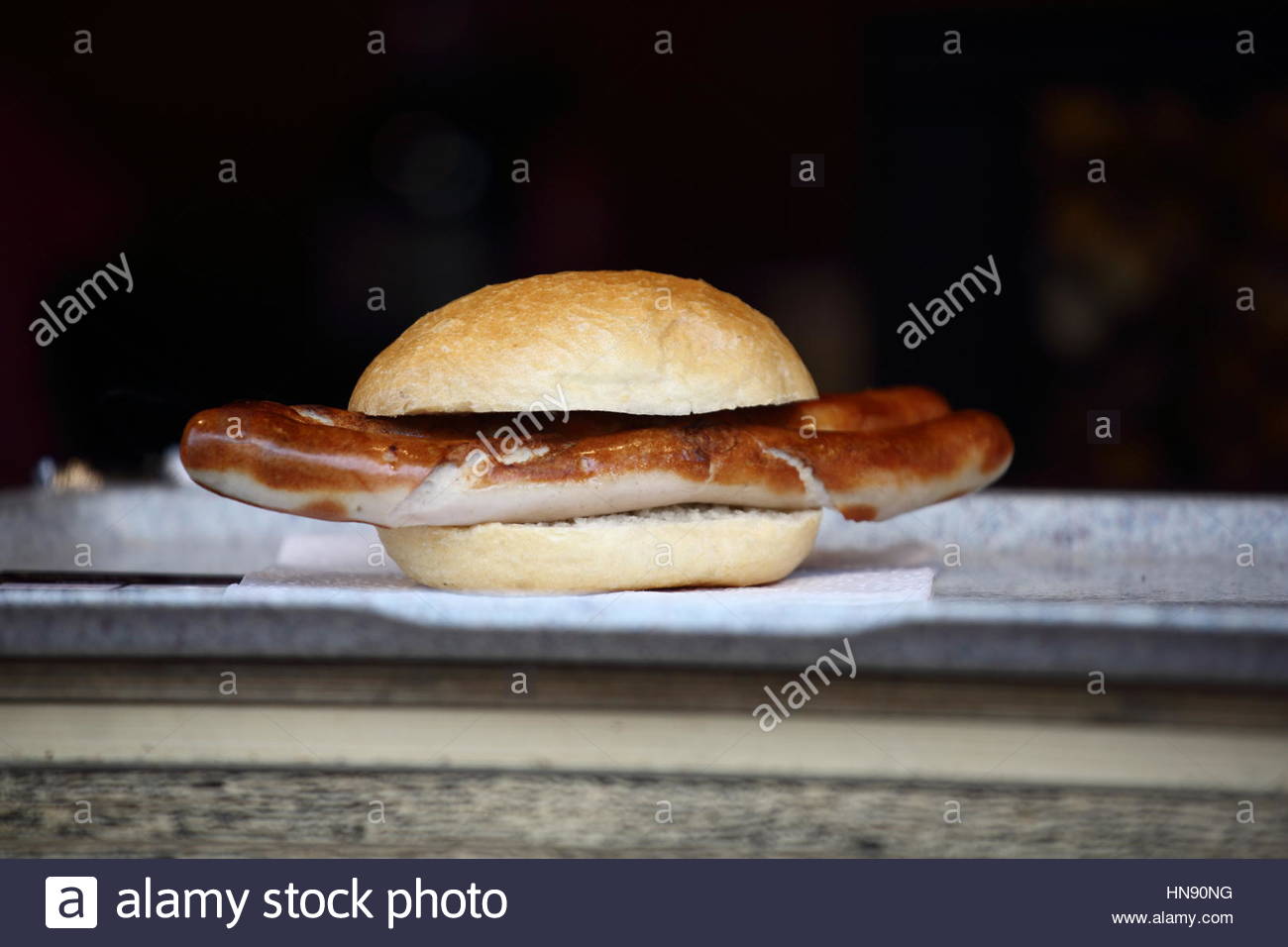 Eine traditionelle bayerische Wurst-Ona-Pappteller in der Stadt Hof-Deutschland Stockfoto