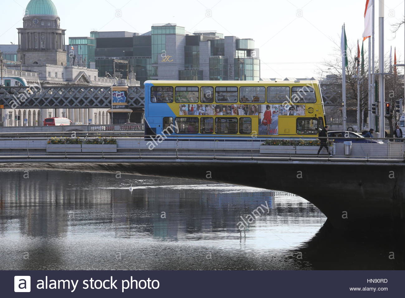 Ein Bus überquert eine Brücke in der Innenstadt von Dublin; Irland als Bus Streiks Webstuhl Stockfoto
