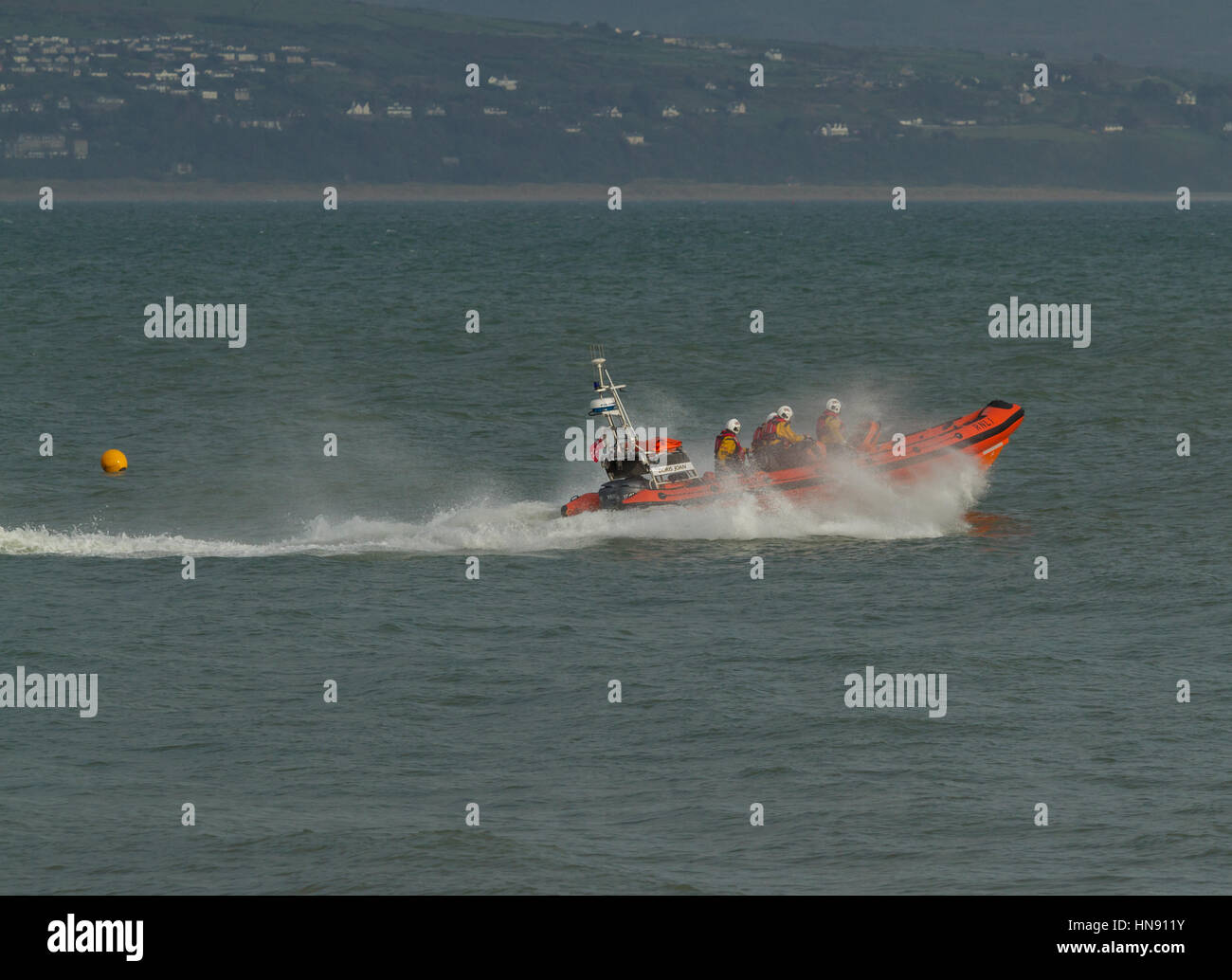 RNLI Lifeboat Inshore RIB startet ab Criccieth Beach North Wales UK Stockfoto