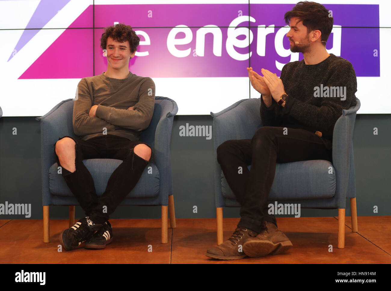 Spiel der Throne Schauspieler Art Parkinson wird interviewt von Eoghan McDermott (rechts) während der Einführung von Seachtain Na Gaeilge le Energia (Energia irischen Sprachwoche) bei Facebook HQ in Dublin. Stockfoto