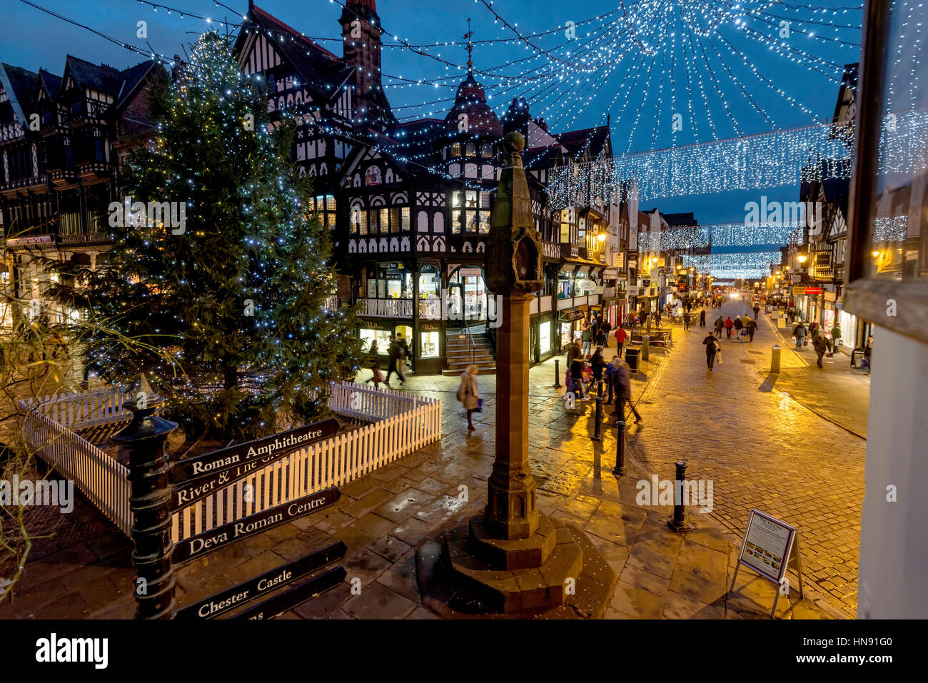 Chester Stadtzentrum Weihnachtsbeleuchtung. Dekorationen. Stockfoto