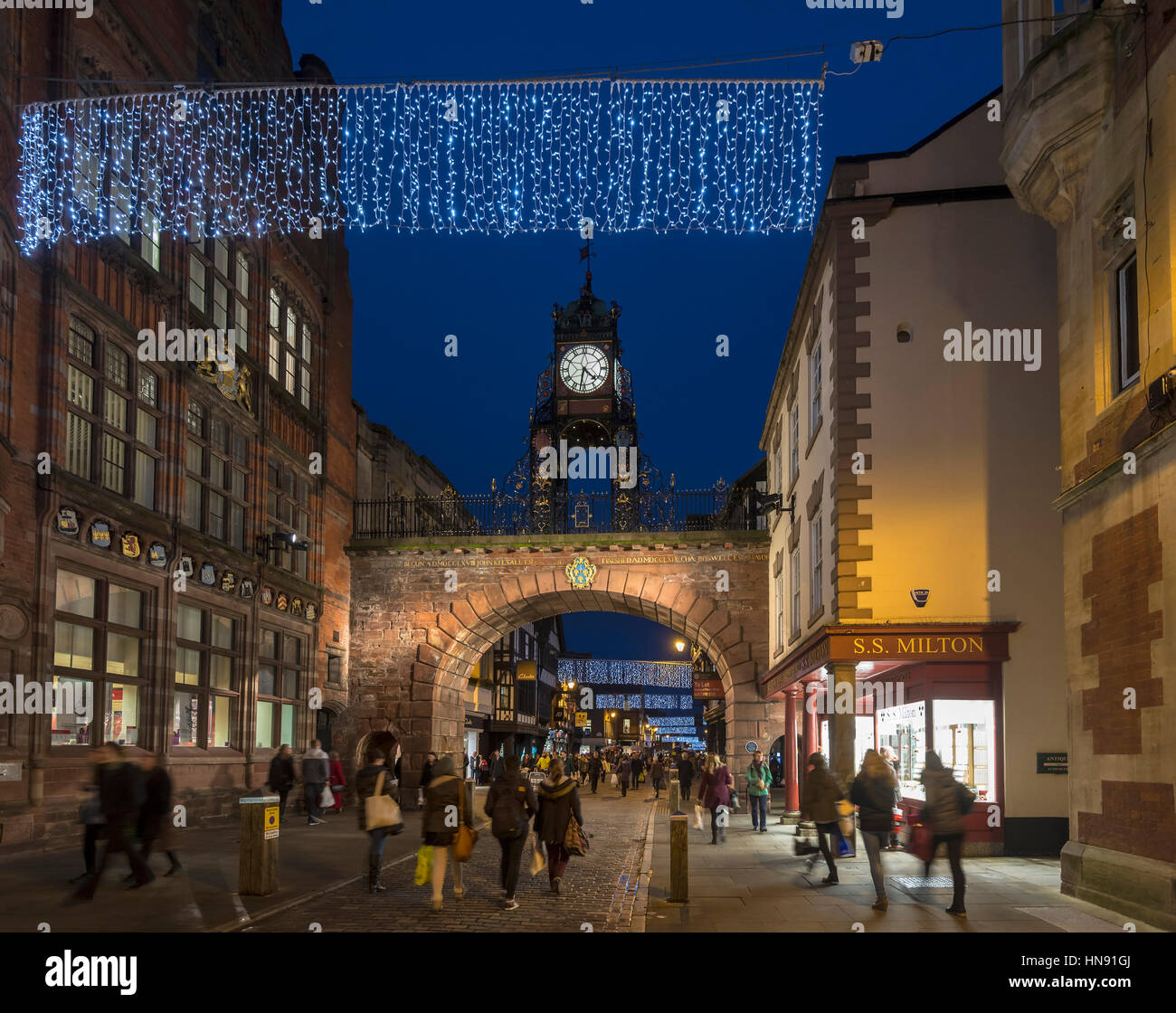 Chester Stadtzentrum Eastgate Brücke Weihnachtsbeleuchtung. Dekorationen. Stockfoto