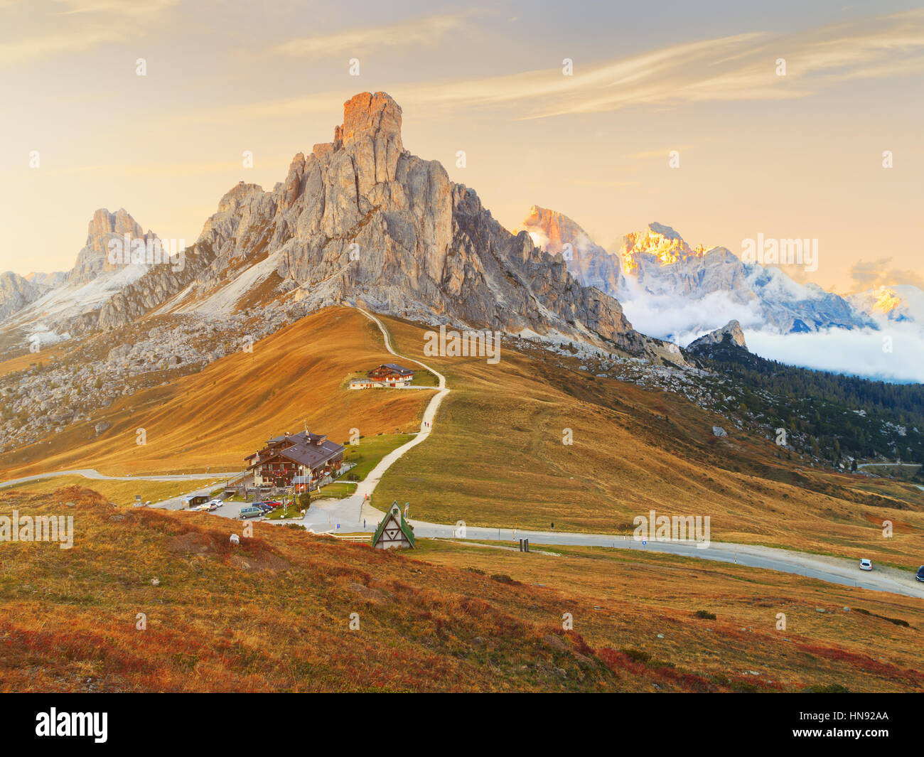 Dolomiten-Passo di Giau, Monte Gusela an hinter Nuvolau Gruppe bei Sonnenuntergang in Südtirol, Italien Stockfoto