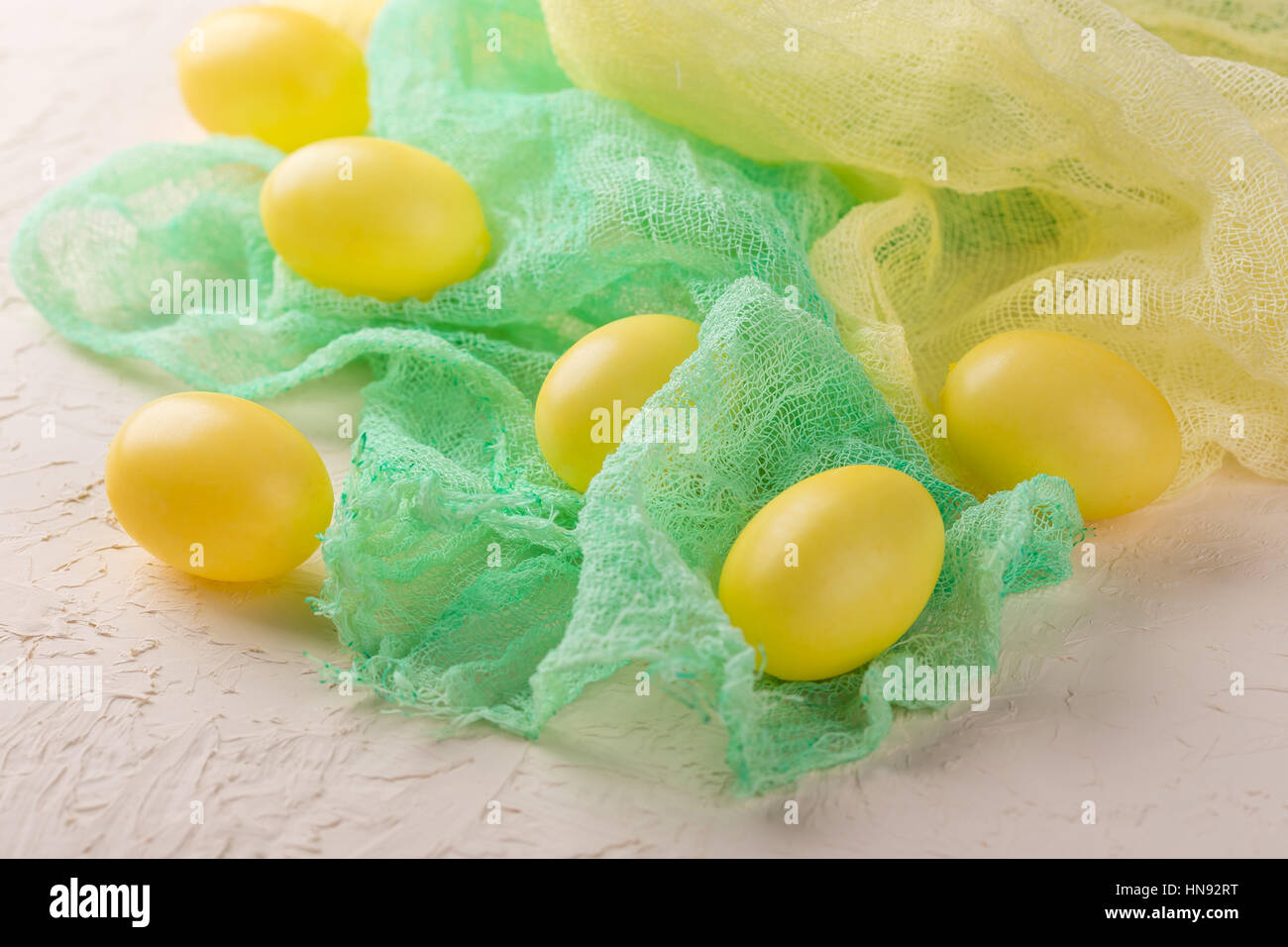 Grün und gelb Eiern Ostern auf hellem Hintergrund Stockfoto