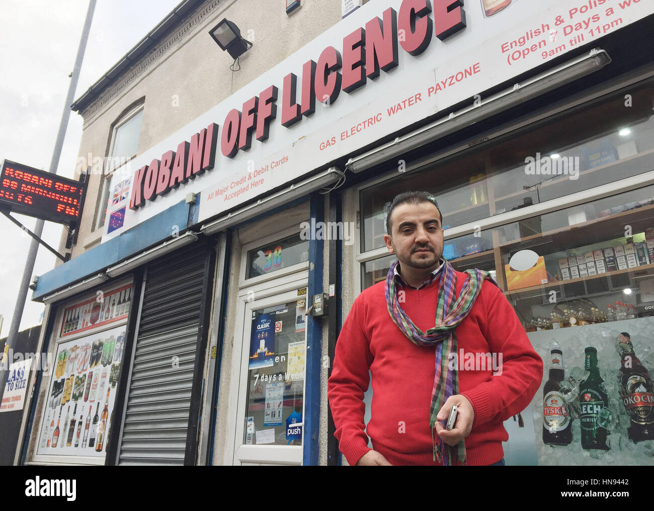 Spezielle ehemaligen kurdischen Kräfte Peshmerga Shikha Mahsum außerhalb der Kobani Spirituosengeschäft in Walsall, West Midlands, wo er von einem Amokläufer mit einem Kanister von Tier abweisend kämpfte. Stockfoto