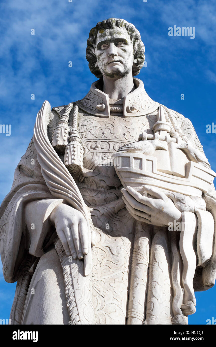 Blick auf die Statue des Heiligen Vinzenz von Saragossa im Stadtteil Alfama beschnitten. Lissabon, Portugal Stockfoto