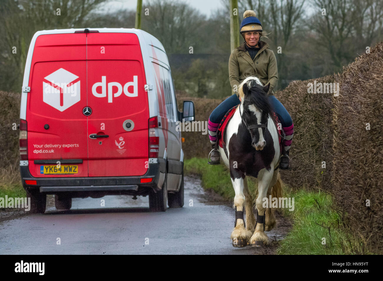 Datenverkehr von einem Pferd und Reiter breit und langsam in einer Gasse in der Nähe von Stalmine Lancashire Stockfoto