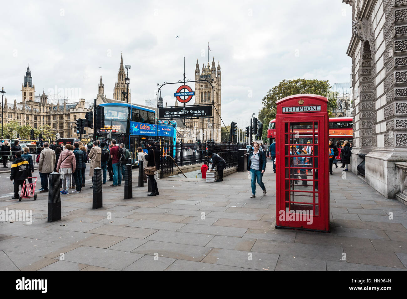 London, Vereinigtes Königreich - 20. Oktober 2016: Menschen sind auf der Straße neben der roten Telefonzelle in London Fuß. Stockfoto