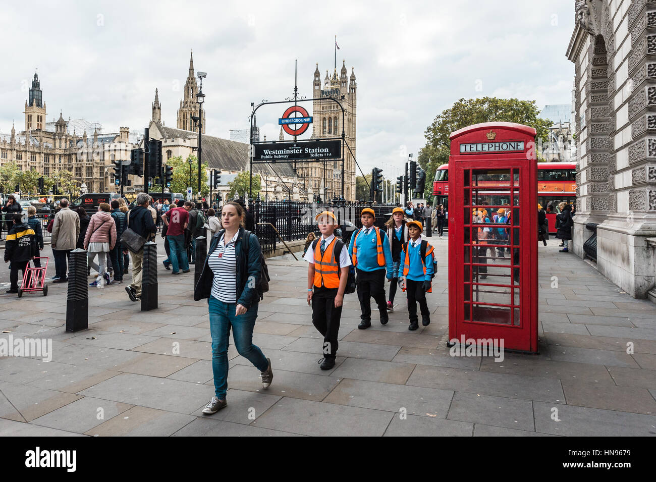 London, Vereinigtes Königreich - 20. Oktober 2016: Menschen sind auf der Straße neben der roten Telefonzelle in London Fuß. Stockfoto