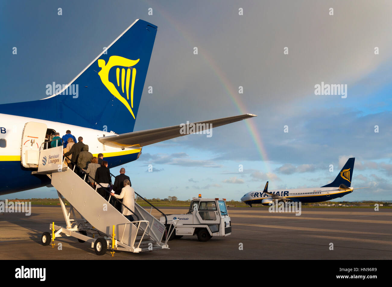 Ryanair-Flugzeug mit Regenbogen am Flughafen Bristol, England, UK Stockfoto