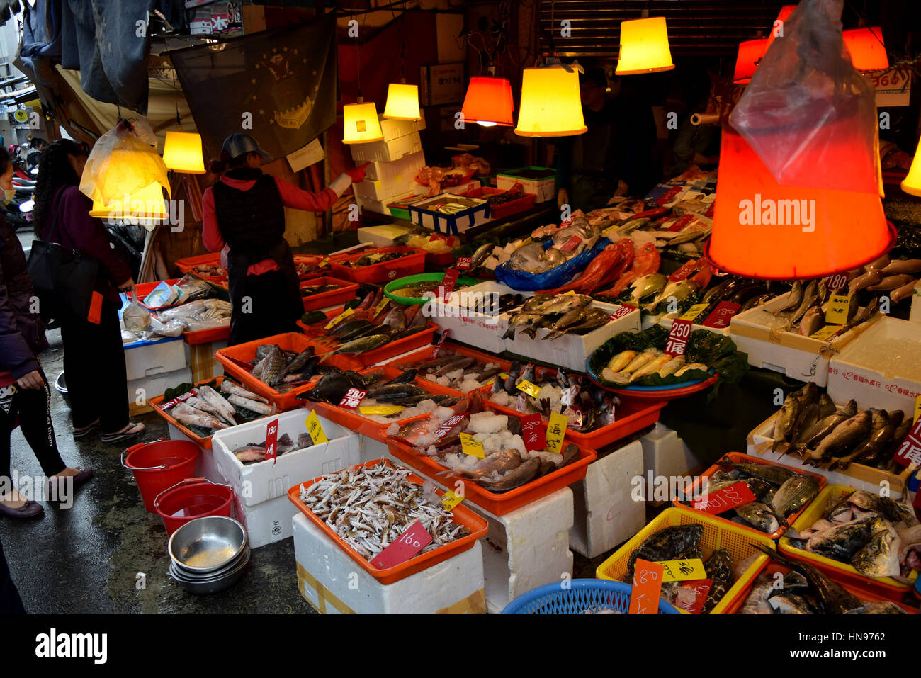 An der Tamsui (Danshui) alte Straße ein Fischhändler frische Meeresfrüchte vor dem chinesischen Neujahr an einem der beliebtesten Badeorte Taipehs zu verkaufen. Stockfoto