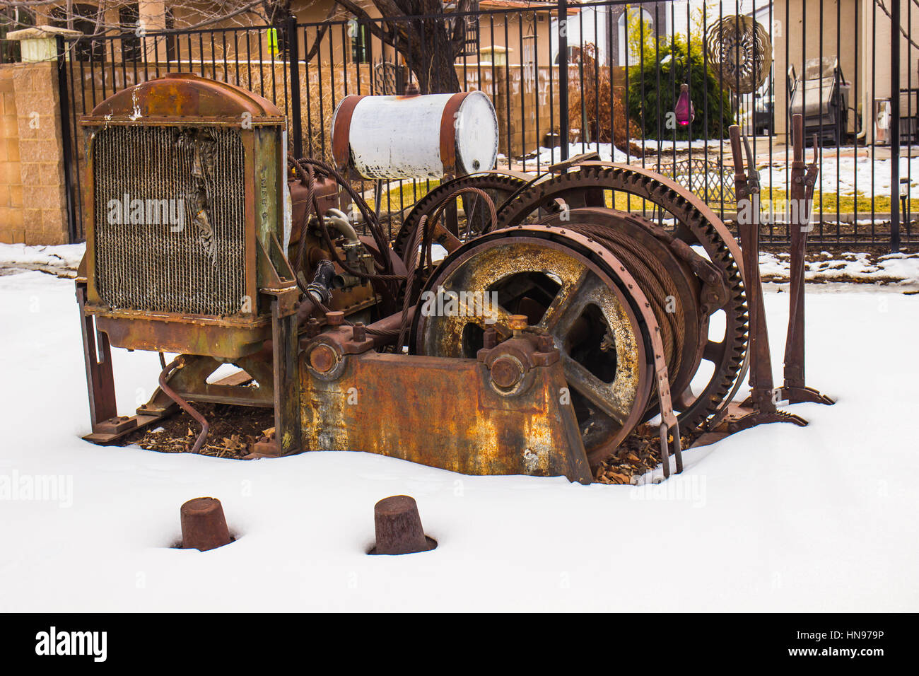 Vintage verrostet Motor & Kabel im Schnee Stockfoto
