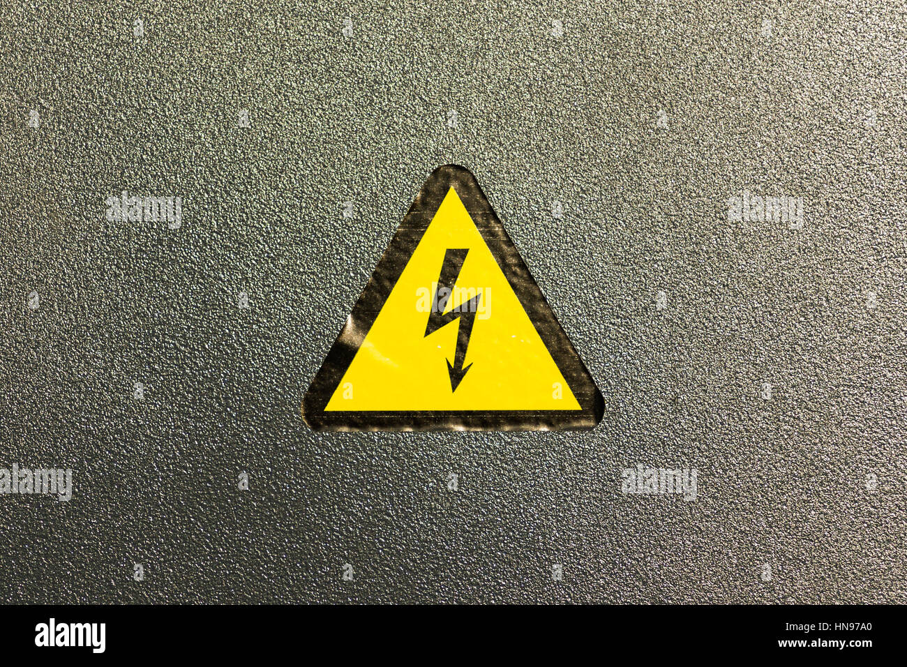 Gelbes Dreieck mit schwarzem Blitzsymbol. Warnsignal über eine Gefahr und  Gefährdung der Hochspannung. Kein Eintrag im Bereich Generator  Stockfotografie - Alamy