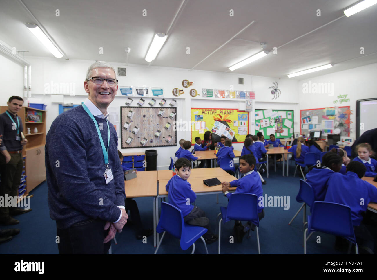 RETRANSMITTED Korrektur KEYWORDS Apple CEO Tim Cook interagiert mit Jahr 4 Schüler in einem Klassenzimmer, während eines Besuchs zu Woodberry Down Gemeinschaft Grundschule in Harringay, Nord-London, um anzuzeigen, wie die Schule, die Bestandteil der New Wave Federation Gruppe von Schulen, Apples iPad und die zugehörige Software Unterrichtspläne integriert hatte. Stockfoto