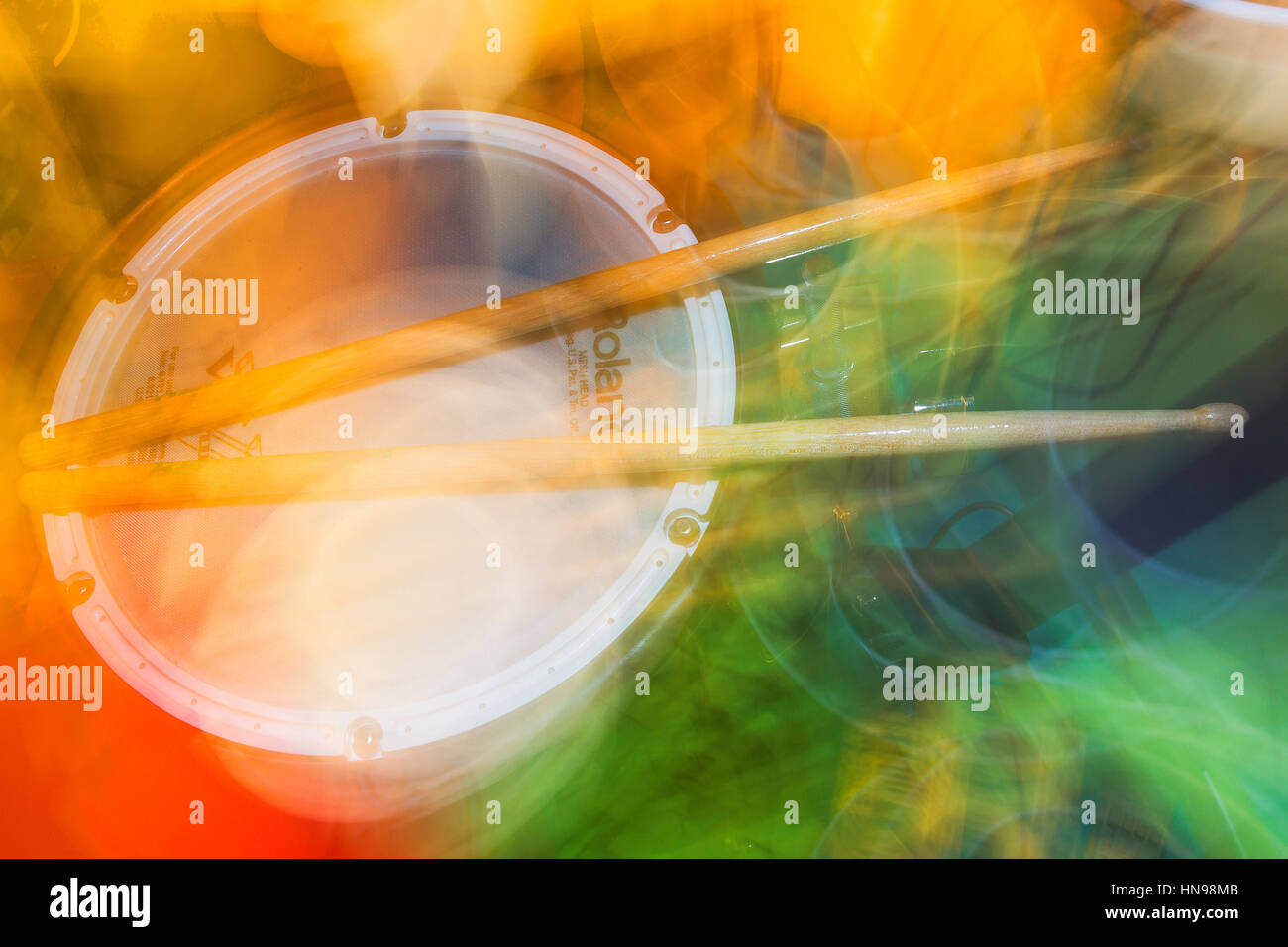 Drumsticks auf einer Trommel in leuchtenden Farben. Stockfoto