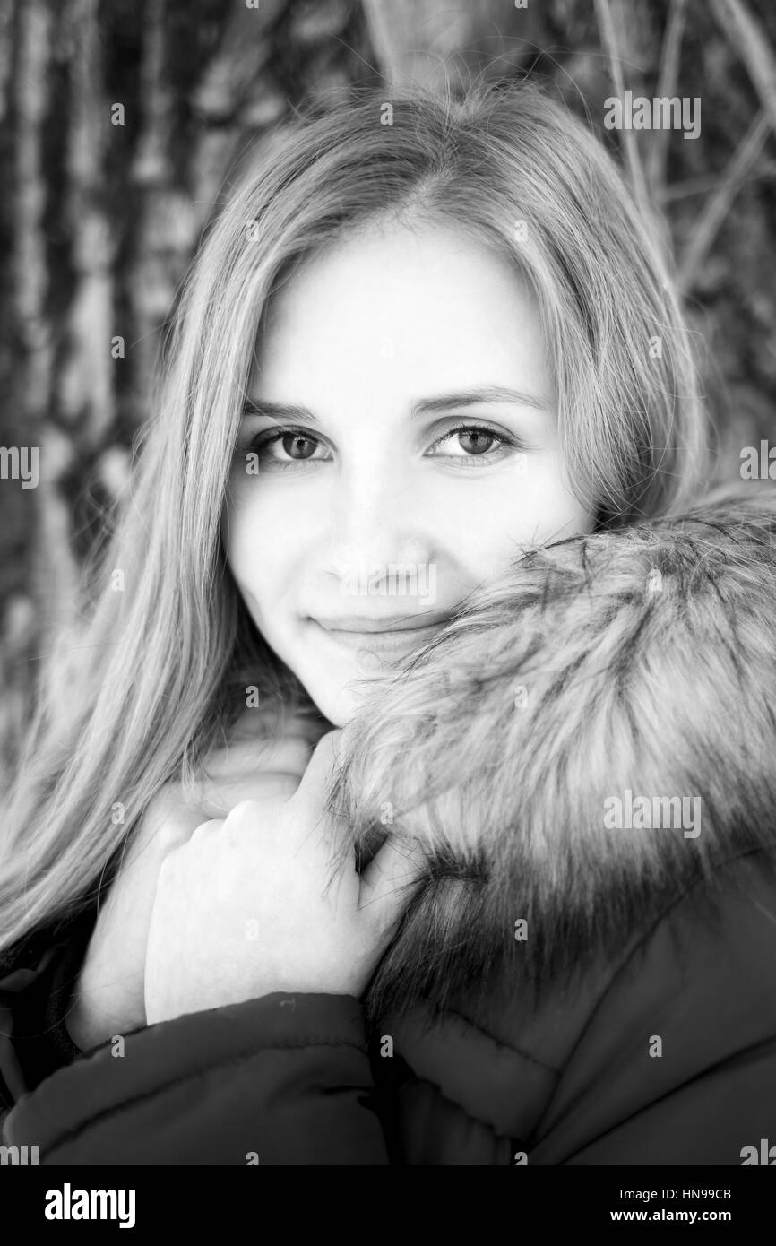 Porträt des jungen lächelndes Mädchen mit langen Haaren in Winter park Stockfoto