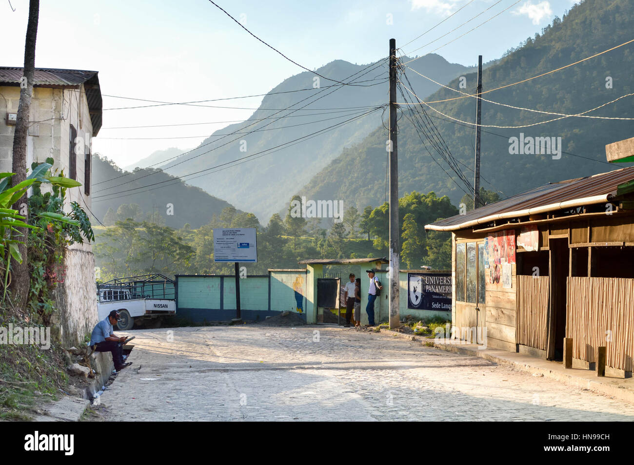 Umso, Guatemala - 22. Februar 2015: Die kleine Stadt umso wird durch Sonnenlicht die Berge von Alta Verapaz Region gesehen auf dem Hintergrund beleuchtet, Stockfoto